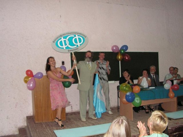 Вручение подарков деканату