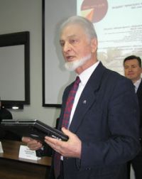 Профессор Орлов получает ноутбук