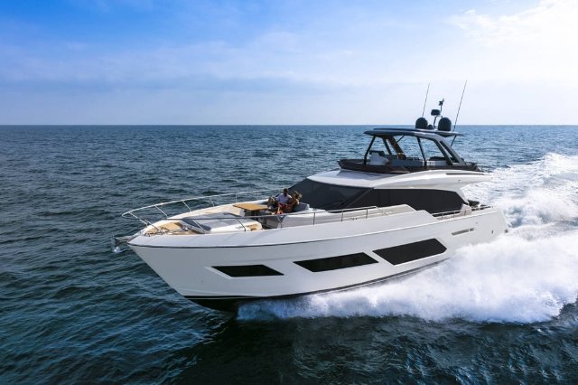 Плавание в роскоши: Ferretti Yachts 720 на горизонте
